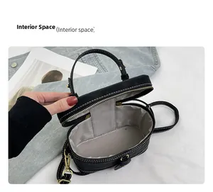 Detailansicht der schwarzen Box-Tasche mit Krokoprägung, Innenraum und weißen Kontrastnähten
