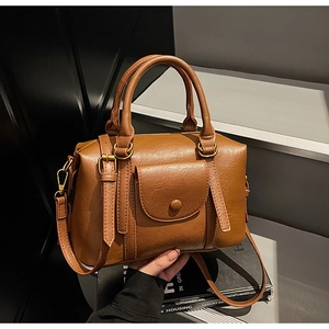 Détail du sac à main en cuir PU marron avec doubles poignées et bandoulière amovible