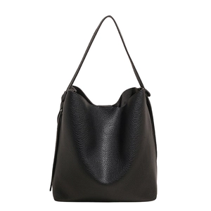 Borsa tote minimalista in pelle martellata nera con tracolla larga, vista frontale