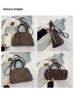 Vue détaillée du sac marron en cuir mat avec clous de protection métalliques