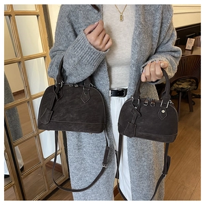 Comparaison de sacs à main coquille marron café en deux tailles avec boucles argent