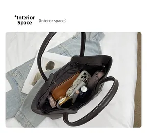 Interior espacioso del bolso tote vintage marrón con múltiples compartimentos y bolsillos
