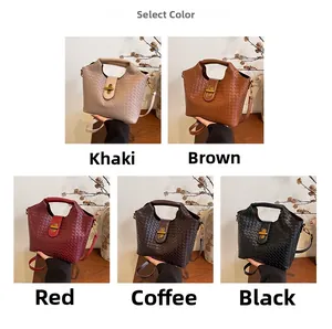 Selezione di borse intrecciate in kaki, marrone, rosso, caffè e nero con chiusura in metallo