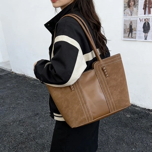 Bolso tote de cuero marrón con costuras blancas y detalles tejidos vintage para mujer