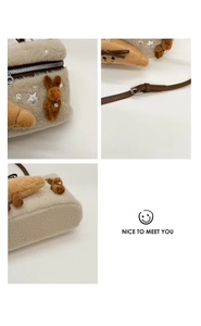 Détail du sac bandoulière en peluche avec décor lapin, paillettes et bandoulière