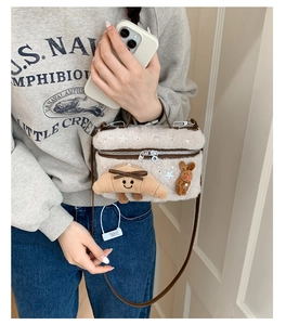 Détail du sac boîte en peluche beige orné d'un lapin et d'un croissant mignons