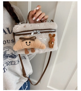 Détail d'un sac bandoulière en fausse fourrure crème avec peluches et sequins étoiles