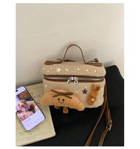 Détail du sac boîte en peluche beige avec lanières en cuir et pendentif lapin mignon