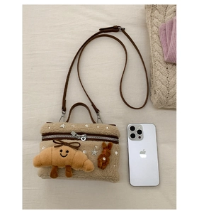 Détail du sac boîte en laine d'agneau avec charm croissant et décorations d'étoiles argent