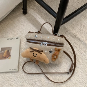 Sac boîte en peluche avec clous étoilés, poignées en cuir marron et breloques mignonnes