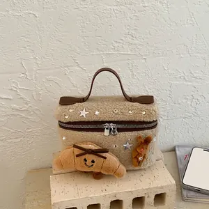 Sac boîte en peluche beige imitation peau de mouton avec charms et anse cuir