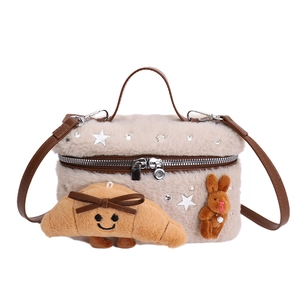 Sac boîte en fausse fourrure beige avec clous étoiles et pendentifs en peluche