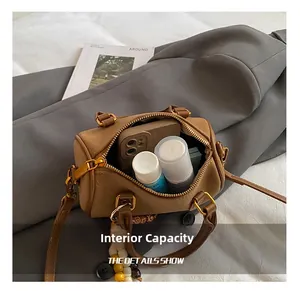Innenkapazität der braunen Leder-Pillowy-Tasche mit Platz für Handy und Kosmetik