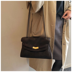 Gros plan d'un sac cabas vintage en cuir marron avec un fermoir tournant doré élégant