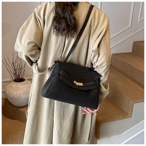 Détail d'un cabas vintage en cuir souple noir avec fermoir rotatif doré élégant et raffiné