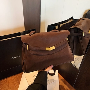 Sac fourre-tout vintage en daim marron foncé avec fermoir doré et bandoulière