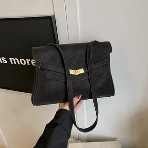 Sac fourre-tout vintage en cuir souple noir avec fermoir doré pour le quotidien élégant