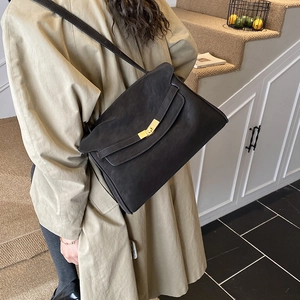 Sac fourre-tout vintage en cuir souple avec grande capacité et boucle de serrure dorée