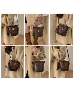 Détails du sac seau marron rétro montrant les styles porté épaule et bandoulière