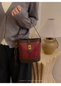Détail du sac seau vintage patchwork avec fermoir doré et poignée élégante
