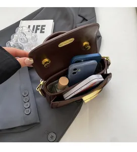 Vista dettagliata dell'interno della borsa vintage marrone che mostra l'ampia capacità