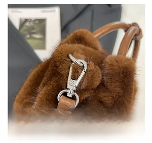Détail du crochet en métal argenté et texture en fausse fourrure d'un sac peluche