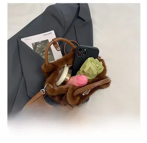 Vue intérieure du sac en peluche marron montrant l'espace pour téléphone et maquillage
