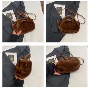Détails du sac à main en peluche marron foncé avec texture en fausse fourrure
