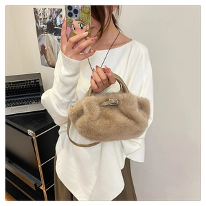 Sac à main en peluche marron avec bandoulière en cuir présenté en situation réelle