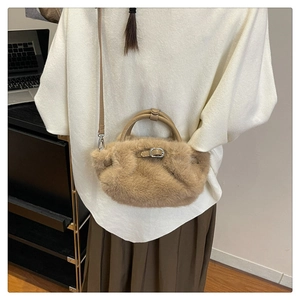 Vue détaillée du sac à bandoulière en peluche marron clair porté en travers du corps