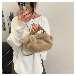 Sac à main en peluche beige avec sangles en cuir et boucle métallique élégante