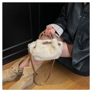 Vue détaillée du sac en fausse fourrure crème avec bandoulière en cuir et boucle en métal