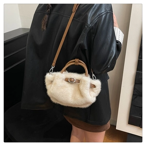 Détail du sac à main en fausse fourrure avec bandoulière en cuir brun et boucle métal