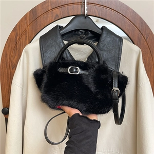Détail du sac à main en peluche noire avec sangle en cuir et boucle en métal argenté