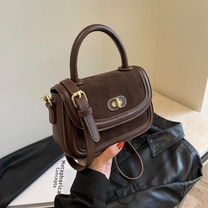 Borsa a tracolla retrò marrone scuro con contrasto in pelle scamosciata e chiusura oro