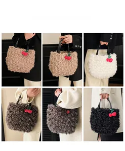 Collage di borse tote in peluche in vari colori con ciondoli decorativi a forma di ciliegia