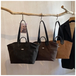 Detaillierte Anzeige von drei Canvas-Einkaufstaschen in Schwarz, Dunkelbraun und Camel
