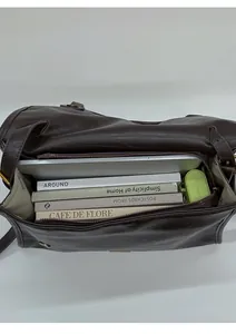 Dunkelbraune Tragetasche innen mit großem Fassungsvermögen für Laptop und Bücher