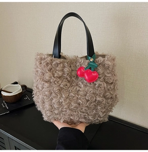 Borsa tote in morbida pelliccia beige con manici in pelle e ciondolo a ciliegia