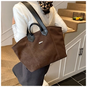 Dunkelbraune matte Shopper-Tasche mit schwarzen Ledergriffen und silbernem Beschlag