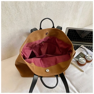 Draufsicht auf braune Shopper-Tasche mit weinrotem Futter, Magnetverschluss und Innentasche