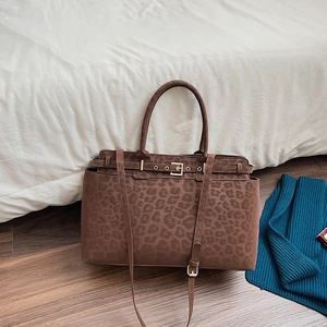 Vintage leopard print large capacity handbag with adjustable strap on wooden floor