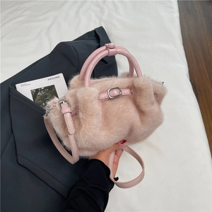 Sac à main en fausse fourrure rose avec poignée en cuir et bandoulière amovible
