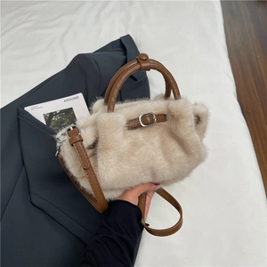 Sac à main chic en fausse fourrure beige avec lanières en cuir marron sur un blazer