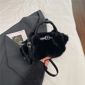 Sac fourre-tout chic en peluche noire pour femme avec texture en fausse fourrure et boucles