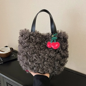 Borsa a spalla retrò in pelliccia sintetica grigia con manico in pelle e ciondolo