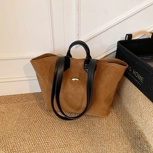Braune Shopper-Tasche aus Leder mit Silberschnalle, minimalistisches Design mit viel Platz
