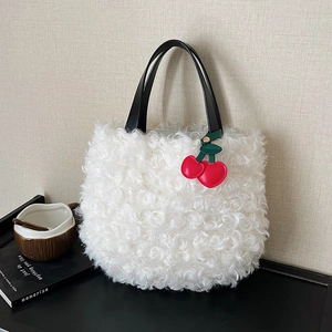Borsa tote in ecopelliccia bianca con manici neri e ciondolo a forma di ciliegia rossa