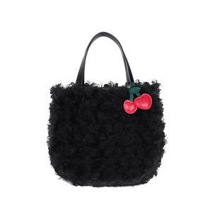 Borsa tote in ecopelliccia nera con ciondoli a forma di ciliegia e manici in pelle
