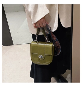 Sac à main vert olive en similicuir avec large bandoulière en tissu à motifs colorés